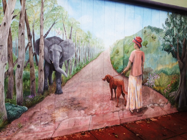 Vickie and Gracie meet an elepahnt