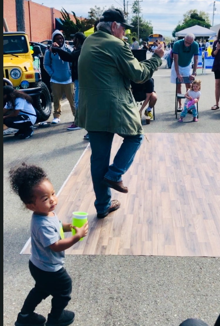 Moon walking dancers @