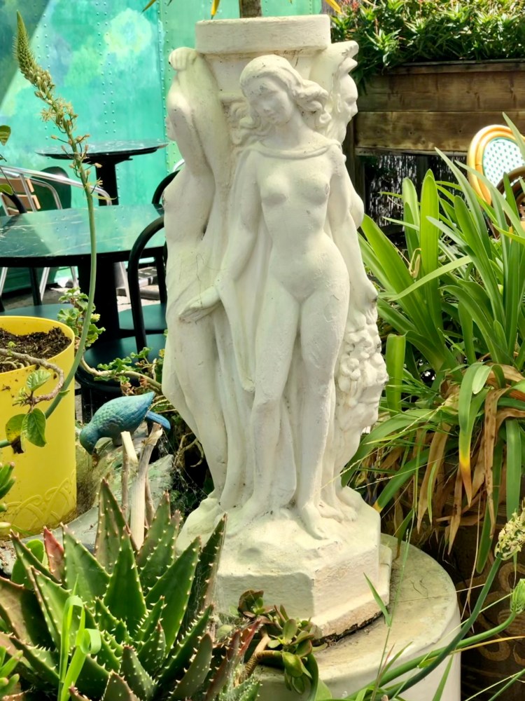 statue